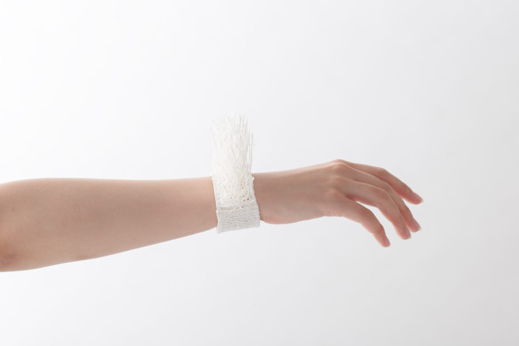 Paper braceletsをつけた手首