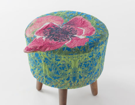 座面に一つの大きなピンクの花がもしてあるスツール