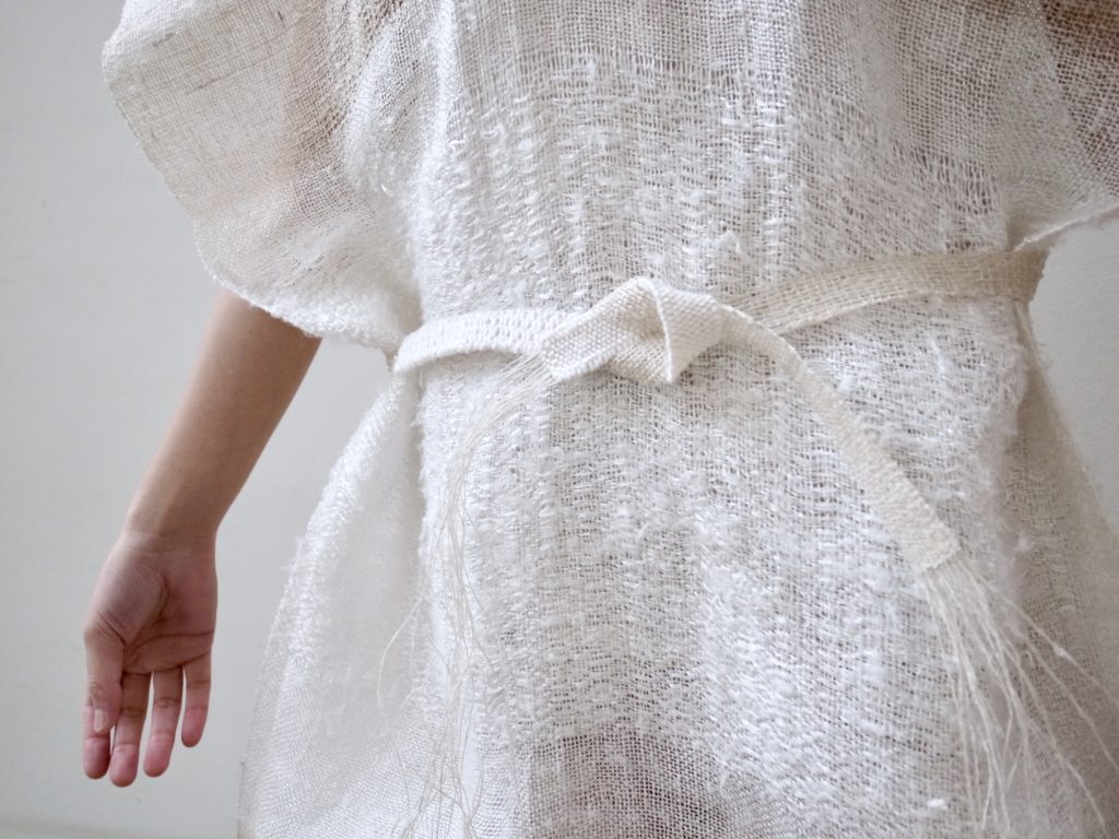 手織りの白いベルト