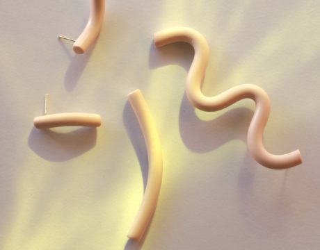 有機的な形のピアス